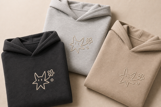 Hoodie personnalisé Kaito Global — aperçu des coloris noir, gris et beige avec broderie custom.