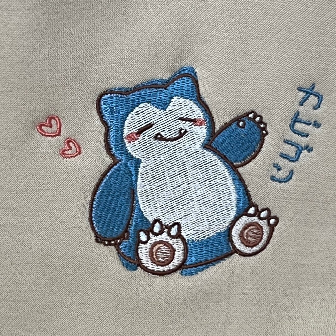 Hoodie brodé Bear Kaito Global — gros plan du motif sur textile.