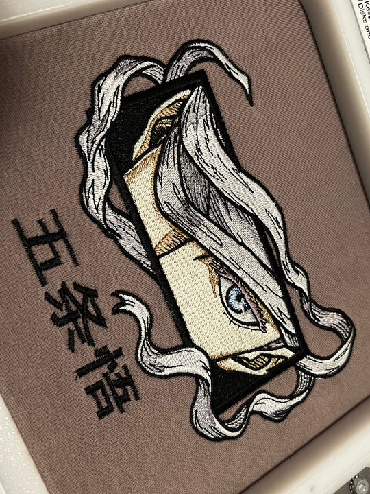 Hoodie brodé Eyes Satoru Gojo Kaito Global — photo produit avec motif brodé.