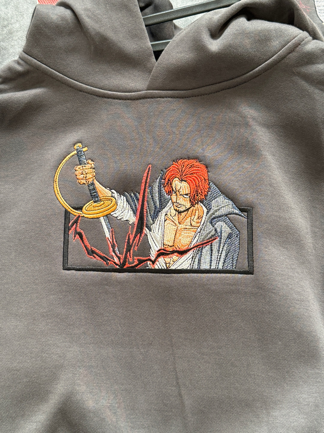 Hoodie brodé Le roux Kaito Global — photo produit avec motif brodé.