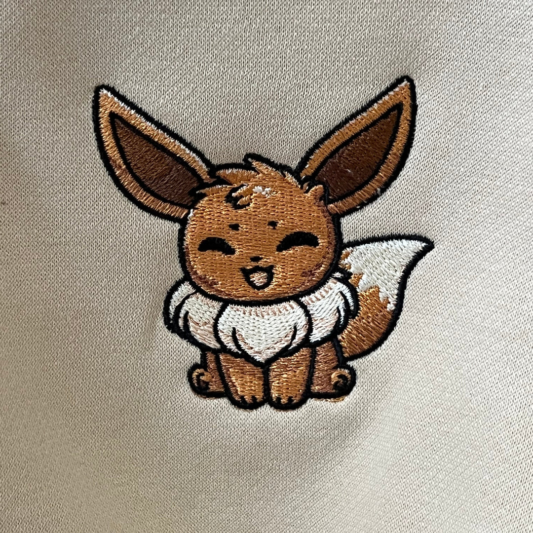 Hoodie brodé Fox Kaito Global — gros plan du motif sur textile.