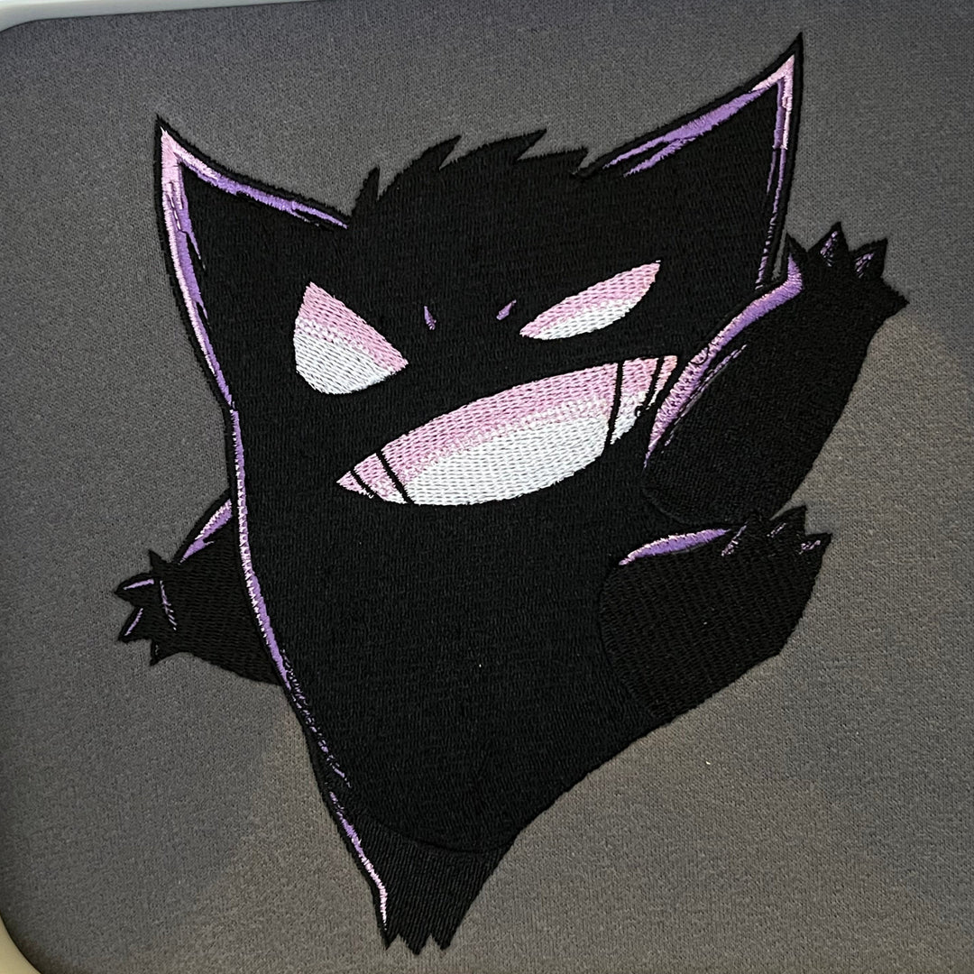 Hoodie brodé Ghost Kaito Global — gros plan du motif sur textile.