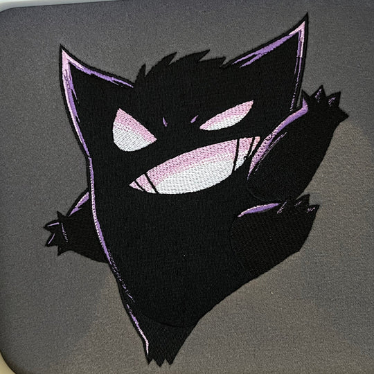 Hoodie brodé Ghost Kaito Global — gros plan du motif sur textile.