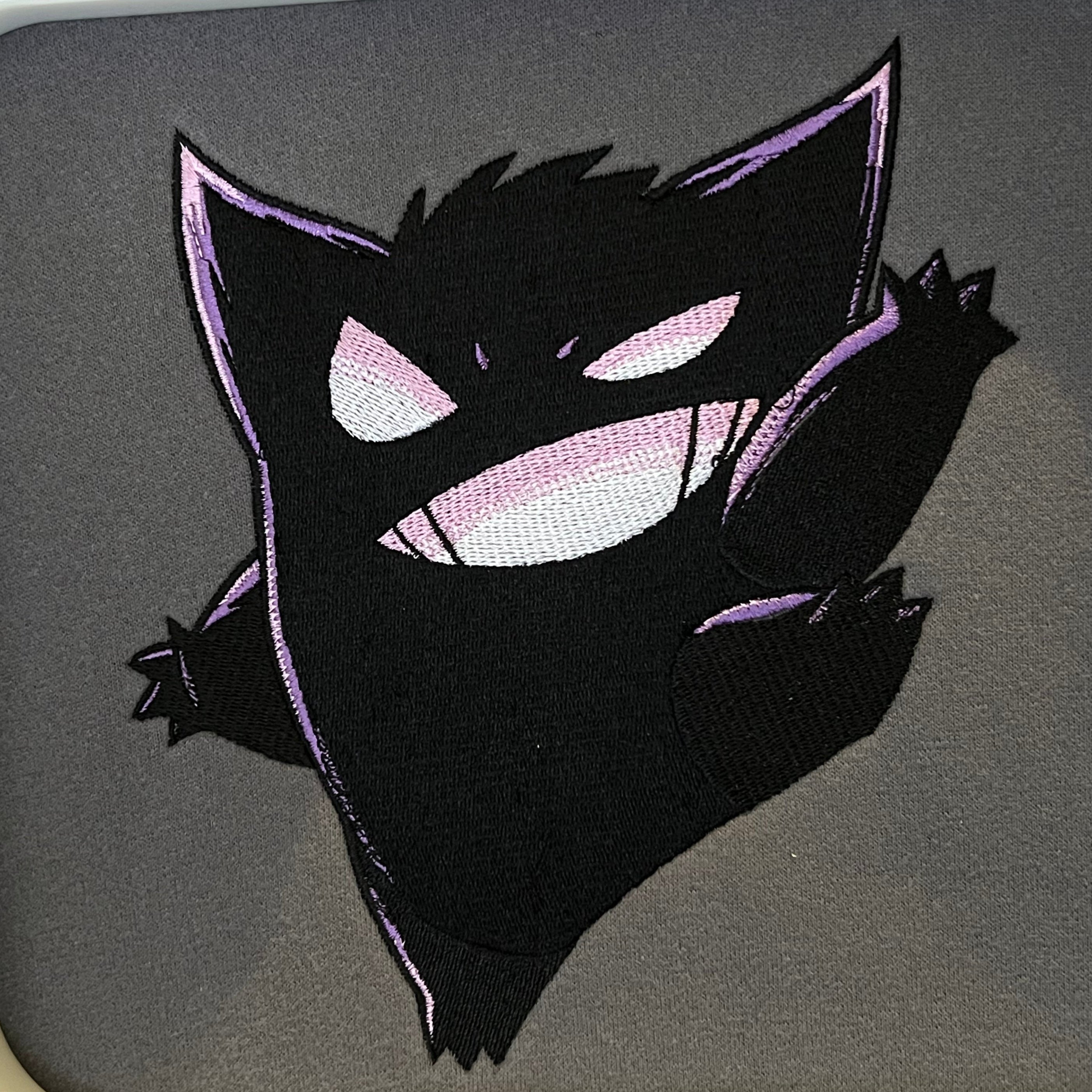 Hoodie brodé Ghost Kaito Global — gros plan du motif sur textile.