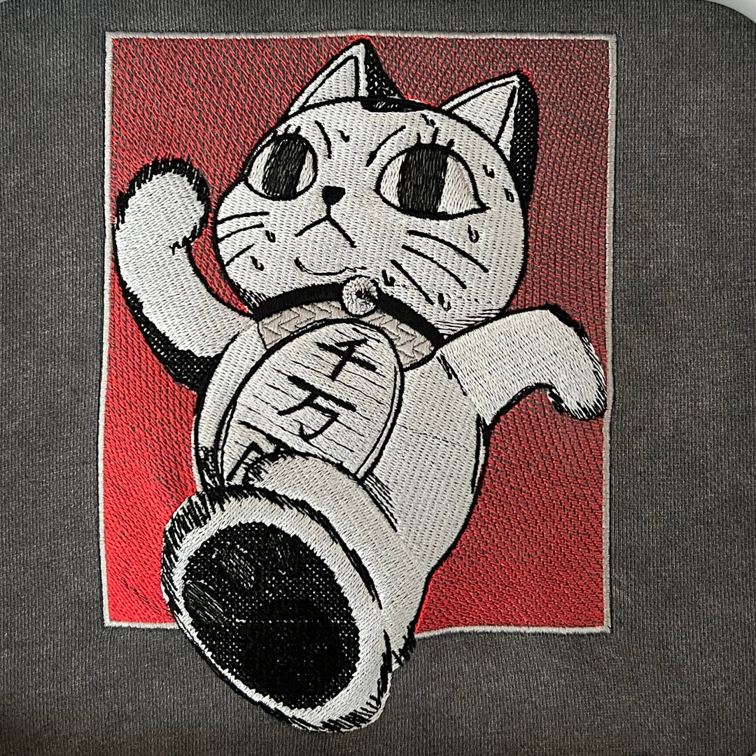 Hoodie brodé MewMew Turbo Kaito Global — gros plan du motif sur textile.
