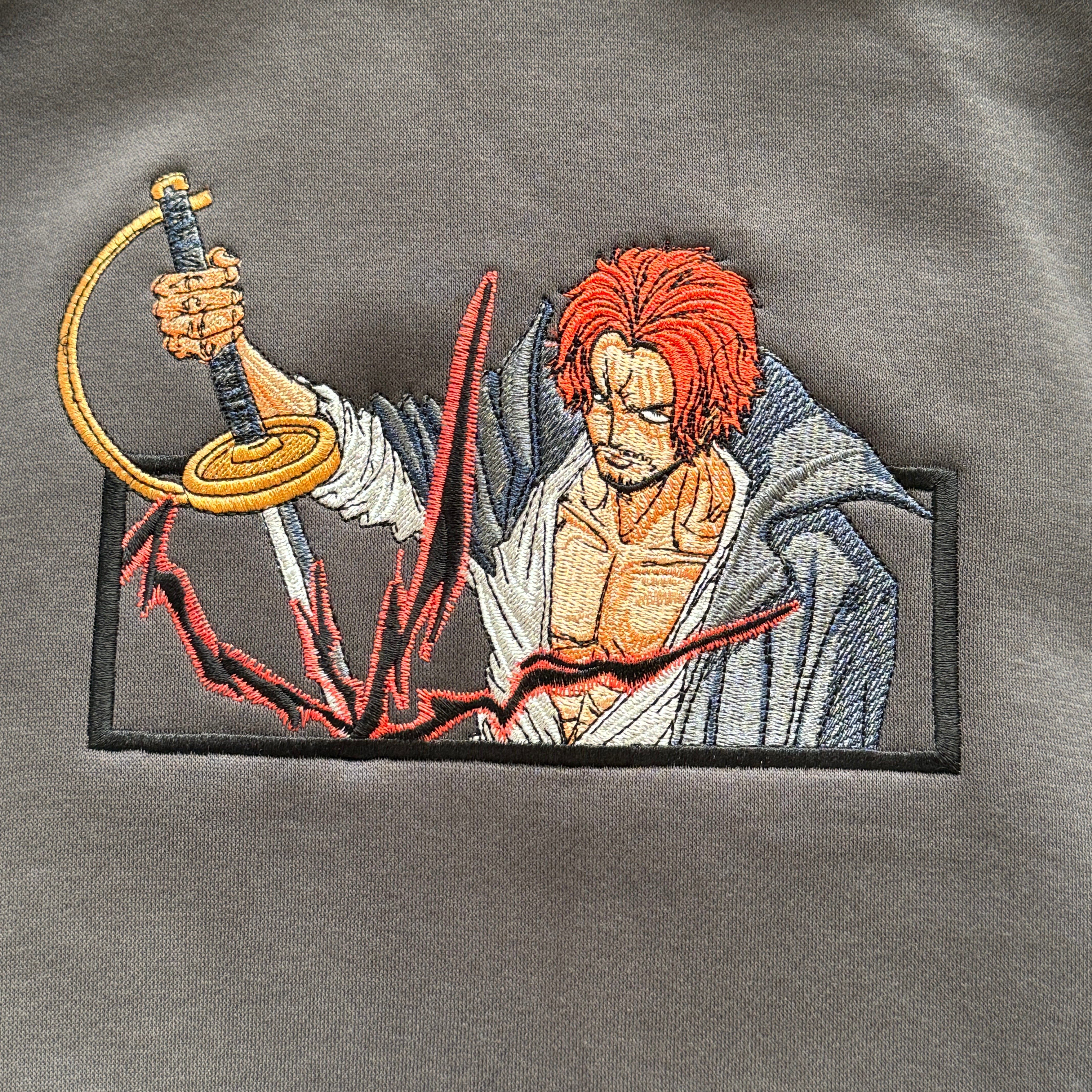 Hoodie brodé Le roux Kaito Global — gros plan du motif sur textile.