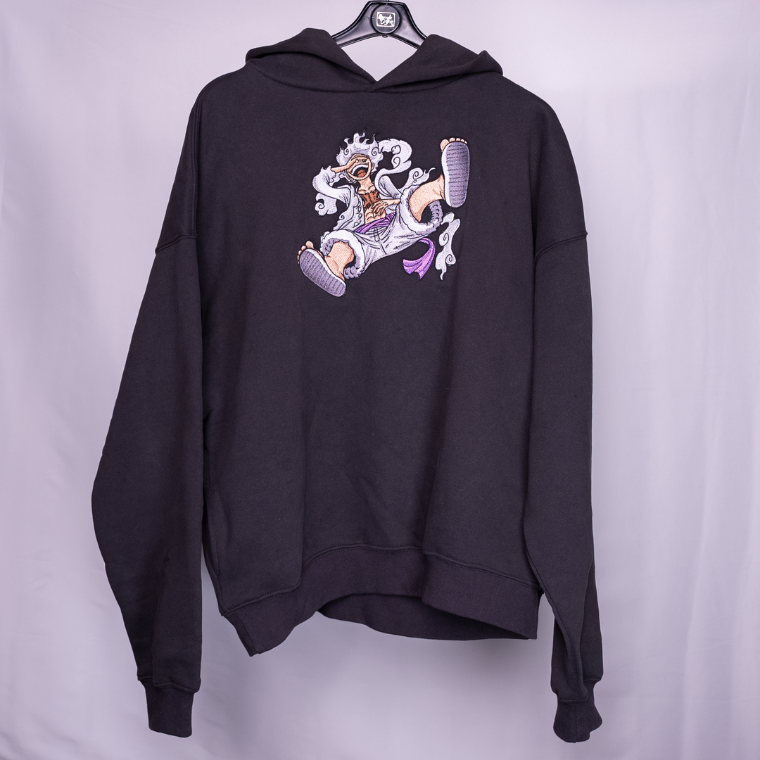 Hoodie brodé Nika Kaito Global — photo produit avec motif brodé.