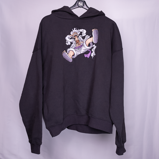 Hoodie brodé Nika Kaito Global — photo produit avec motif brodé.