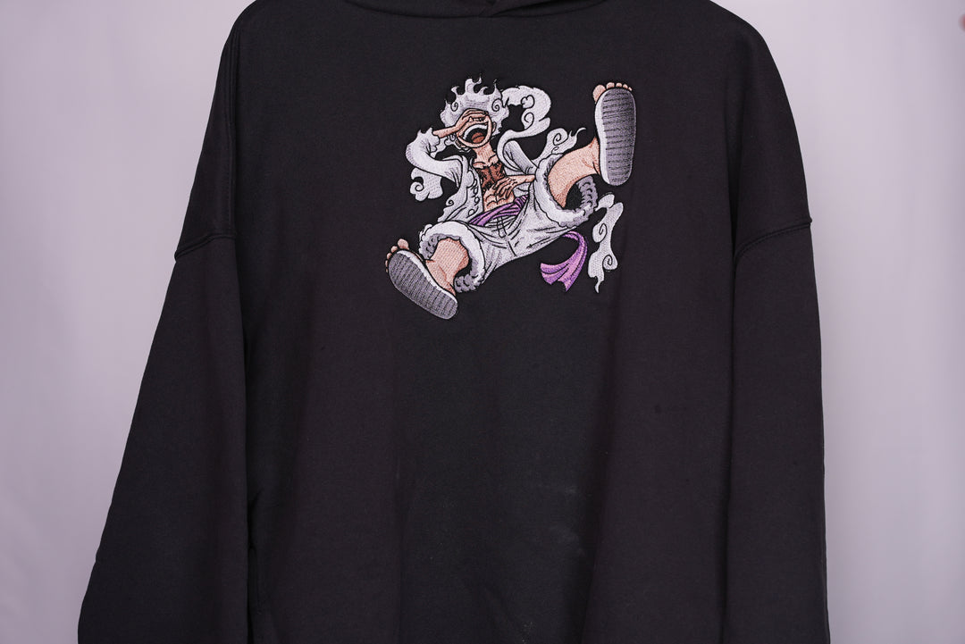 Hoodie brodé Nika Kaito Global — photo produit avec motif brodé.