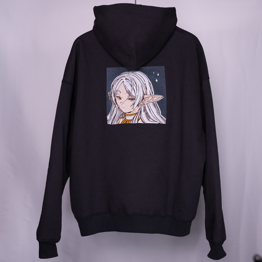 Hoodie brodé Frieren Kaito Global — photo produit avec motif brodé.