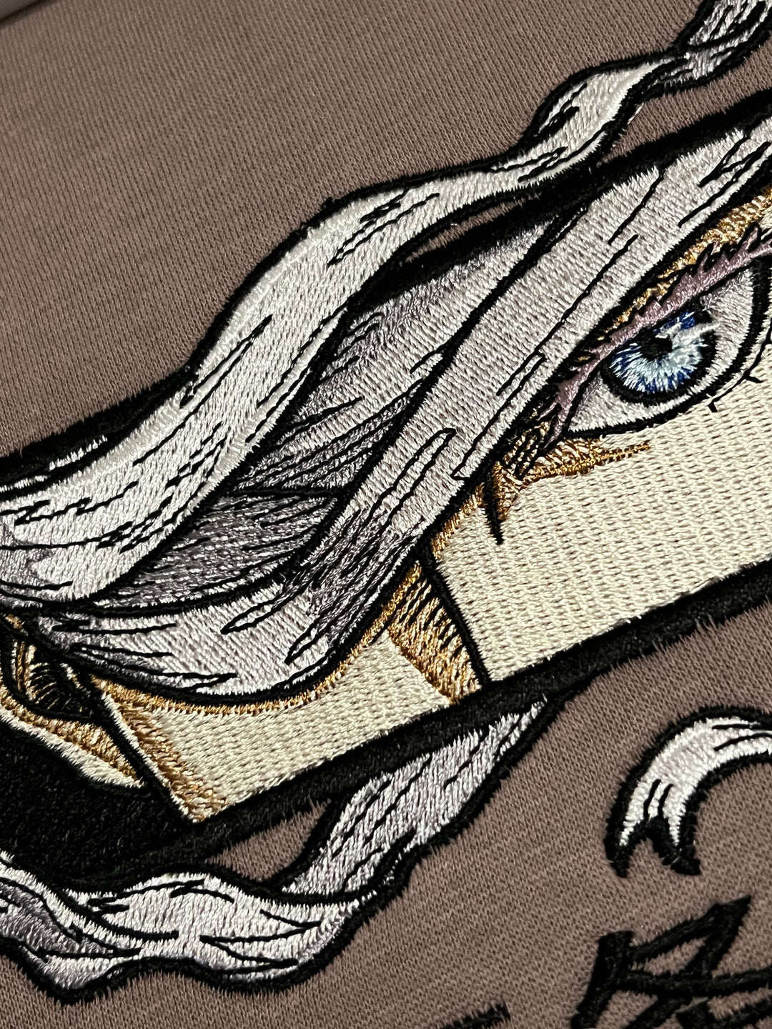 Hoodie brodé Eyes Satoru Gojo Kaito Global — photo produit avec motif brodé.