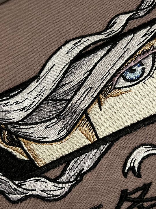 Hoodie brodé Eyes Satoru Gojo Kaito Global — photo produit avec motif brodé.