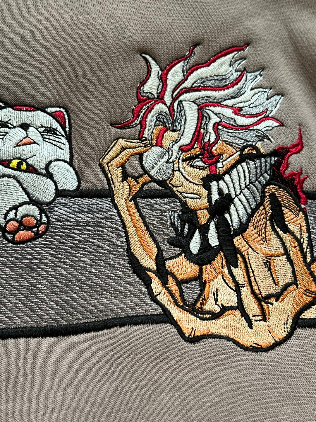 Hoodie brodé Okarun Kaito Global — photo produit avec motif brodé.
