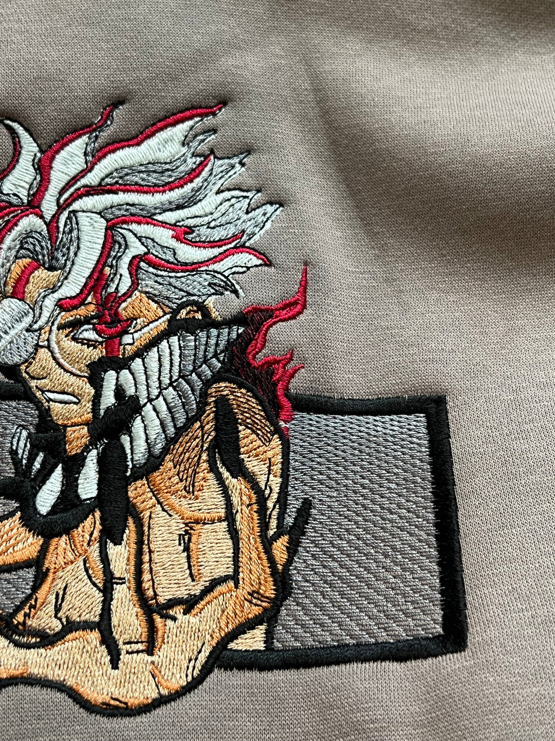 Hoodie brodé Okarun Kaito Global — photo produit avec motif brodé.