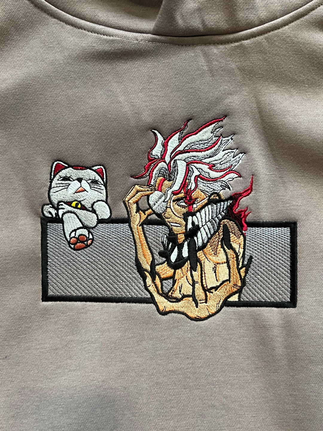 Hoodie brodé Okarun Kaito Global — photo produit avec motif brodé.