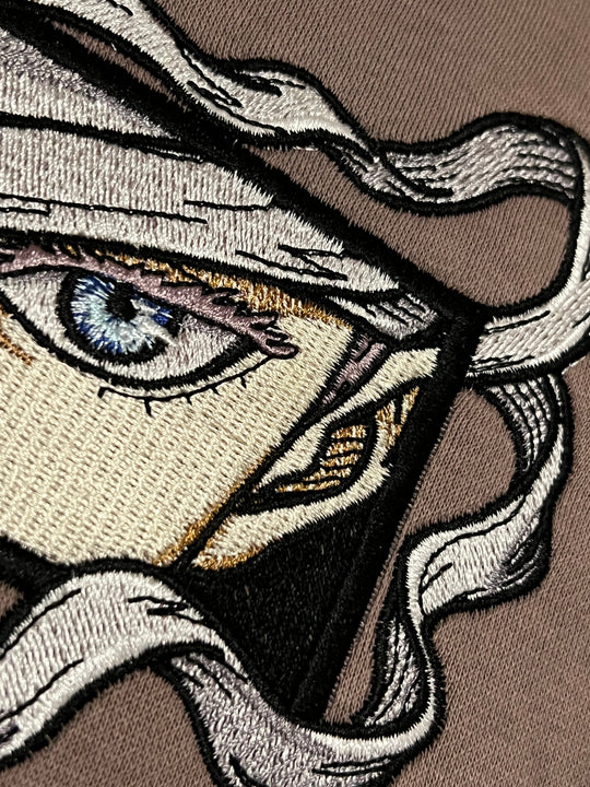 Hoodie brodé Eyes Satoru Gojo Kaito Global — photo produit avec motif brodé.