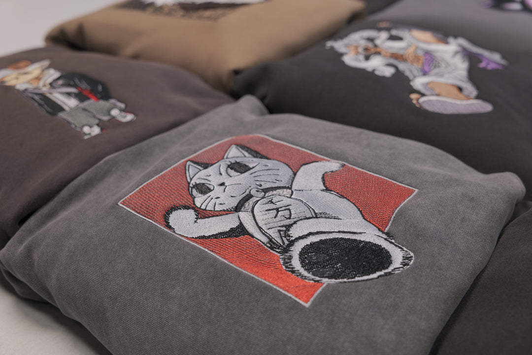 Hoodie brodé MewMew Turbo Kaito Global — photo produit avec motif brodé.