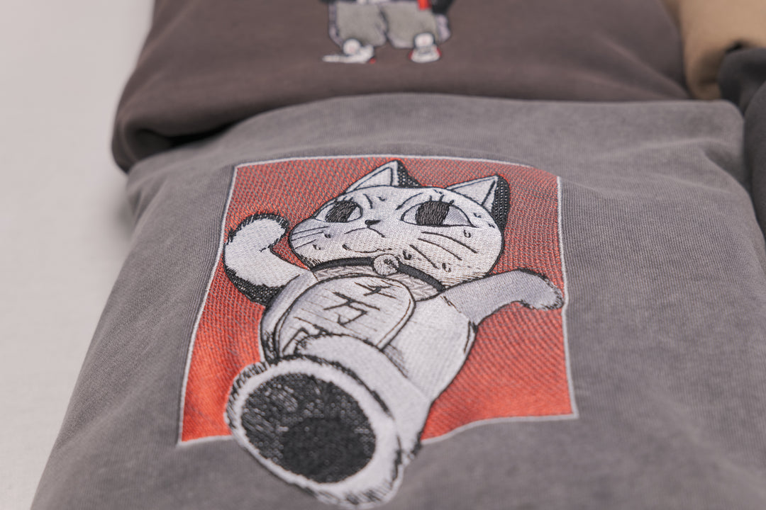 Hoodie brodé MewMew Turbo Kaito Global — photo produit avec motif brodé.