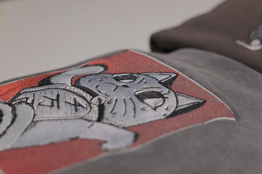 Hoodie brodé MewMew Turbo Kaito Global — photo produit avec motif brodé.