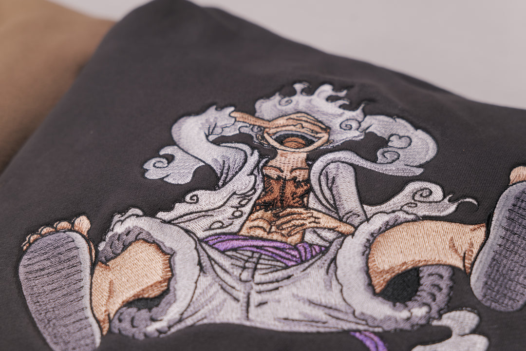Hoodie brodé Nika Kaito Global — photo produit avec motif brodé.