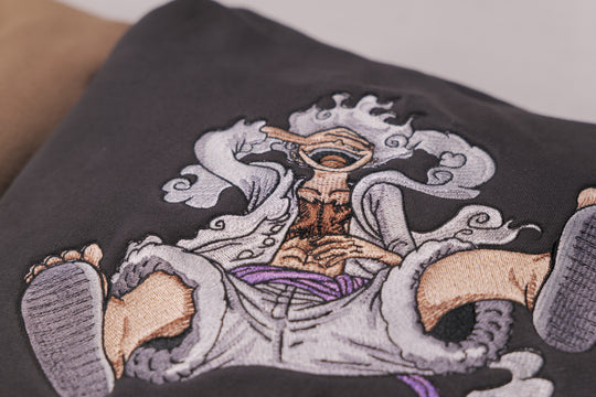 Hoodie brodé Nika Kaito Global — photo produit avec motif brodé.