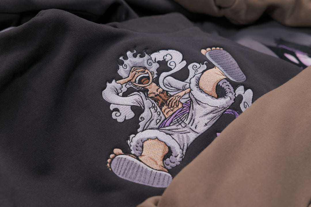 Hoodie brodé Nika Kaito Global — photo produit avec motif brodé.