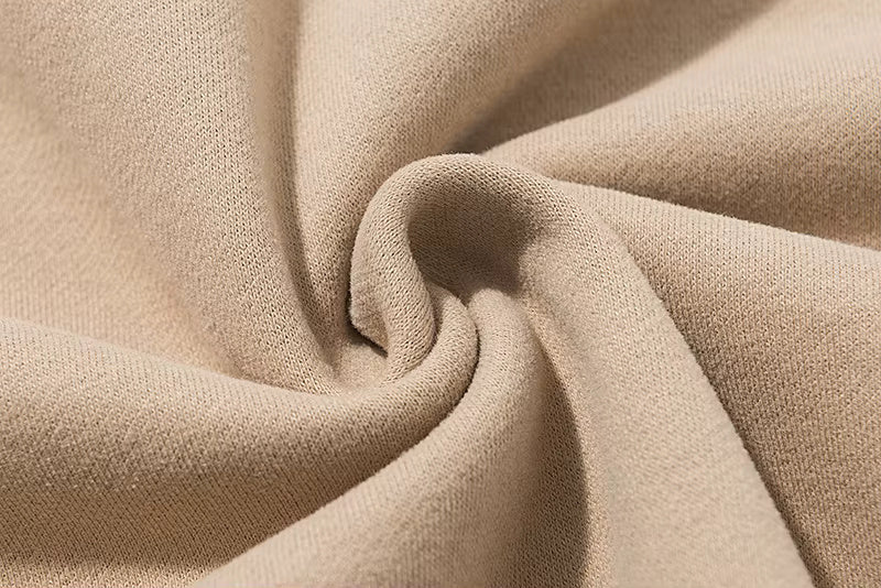 Hoodie brodé Itadori Kaito Global — détail matière, manche, col ou coloris.
