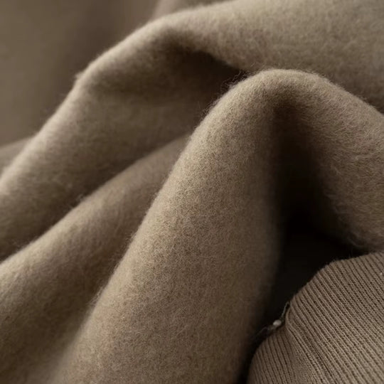 Hoodie brodé Itadori Kaito Global — détail matière, manche, col ou coloris.