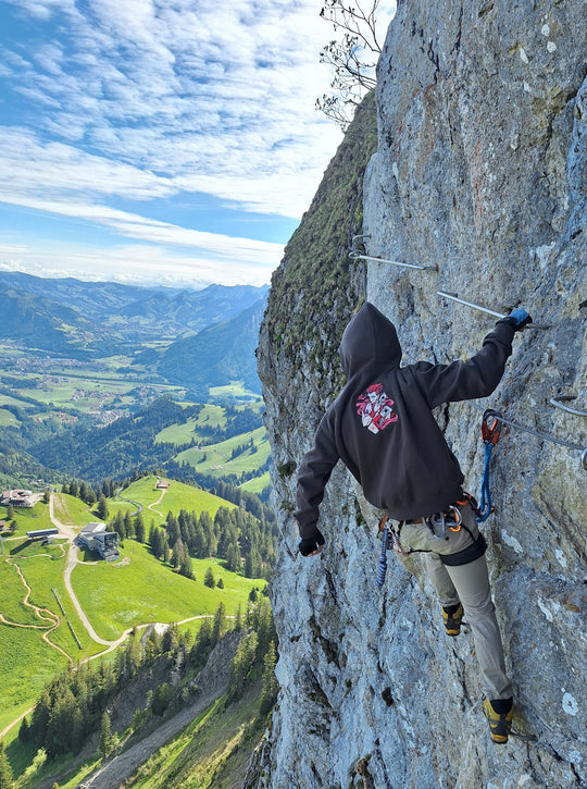 Hoodie brodé The Trickster of Death Kaito Global — photo produit avec motif brodé.