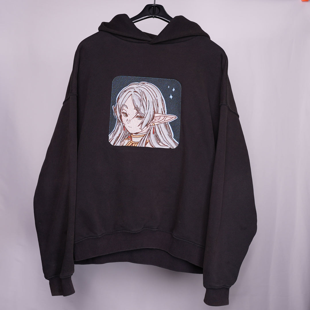 Hoodie brodé Frieren Kaito Global — photo produit avec motif brodé.